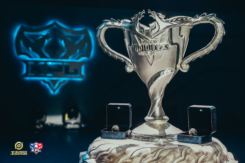 在混乱中完 在混乱中完